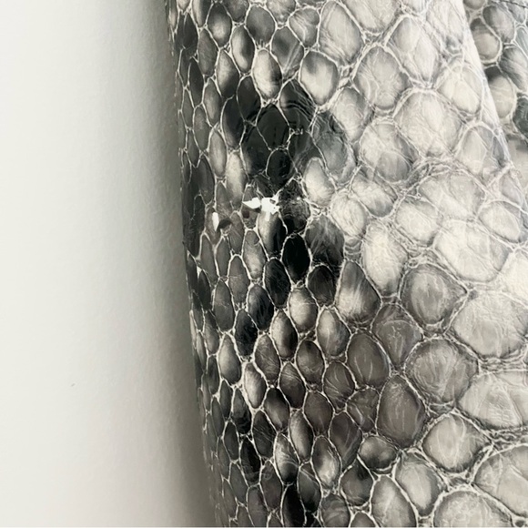 Buxton Faux Reptile Snakeskin Gray Cream Tote Bag w Exterior Pockets Spacious M - Picture 8 of 11